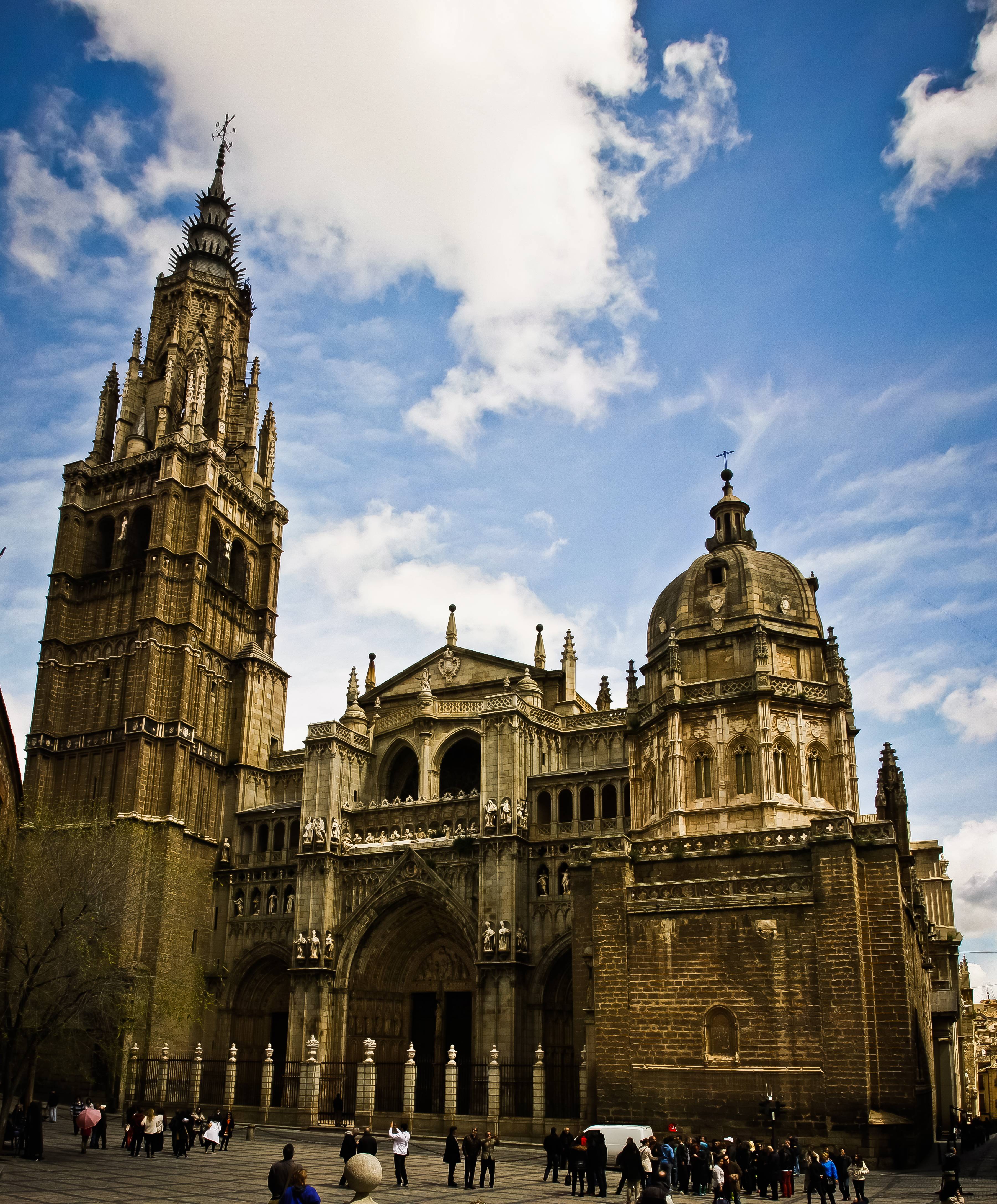 Fachada gótica y torre monumental de la Catedral Primada Santa María de Toledo