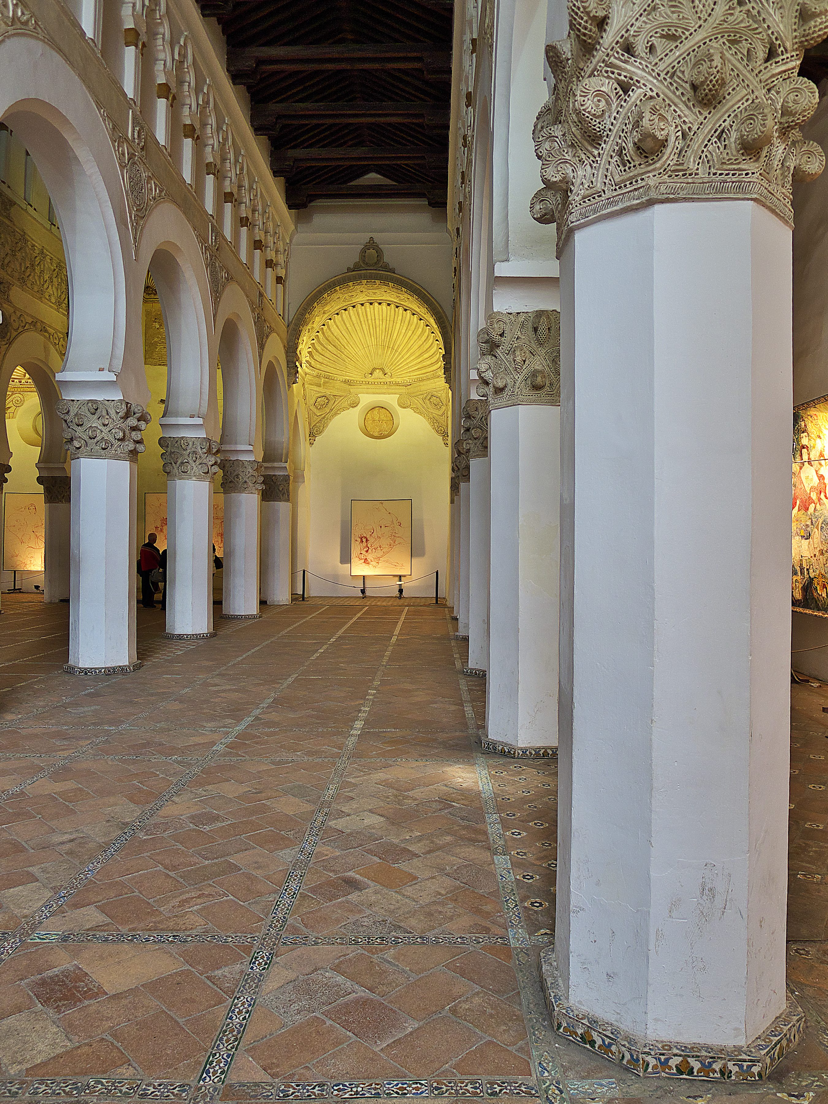 Nave central y arcos de herradura de la Sinagoga de Santa María la Blanca